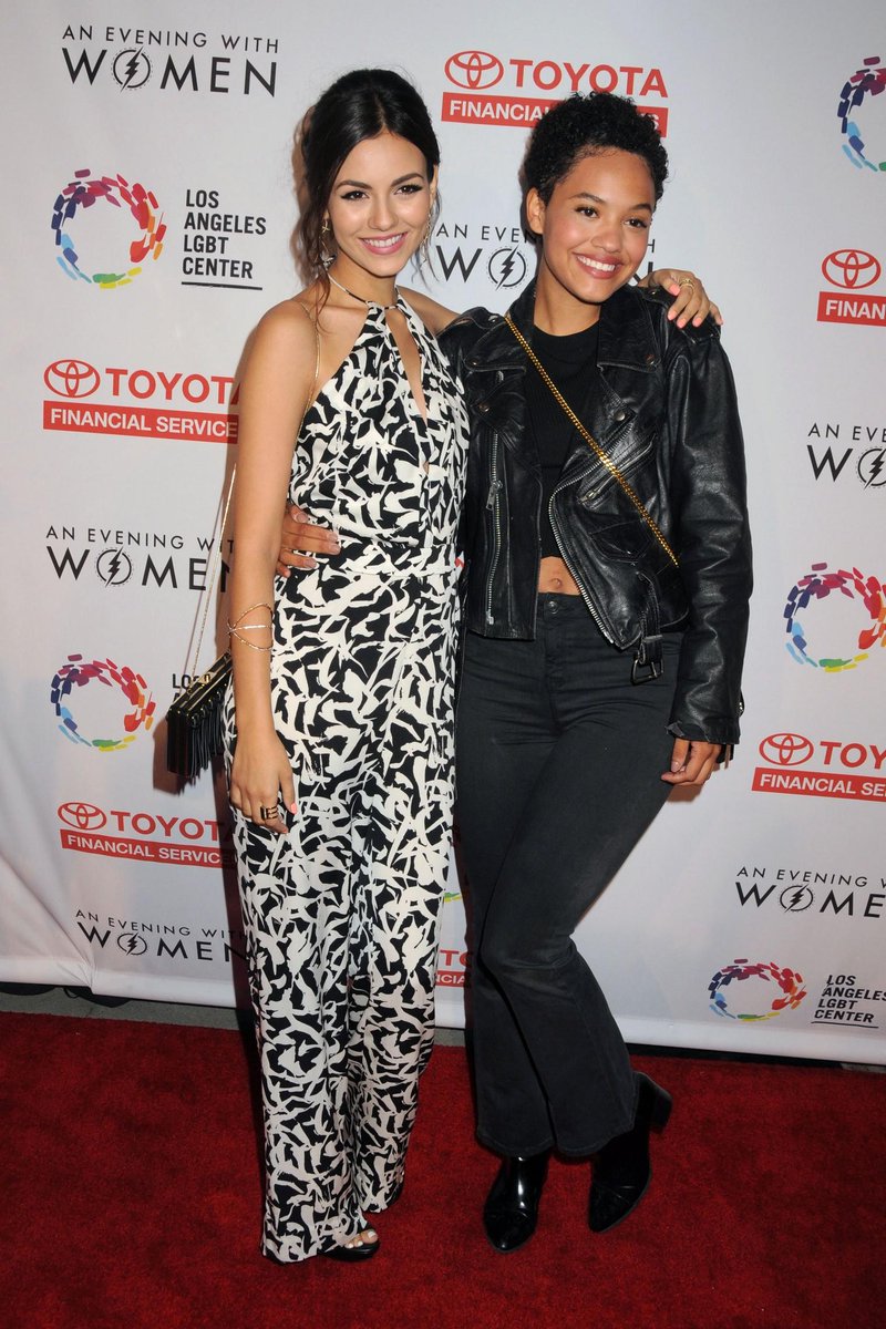 EyeCandyFrance's tweet photo. #PHOTOS Victoria et Kiersey au "Evening With Women Benefiting" hier : http://t.co/x2HOoNvdBk