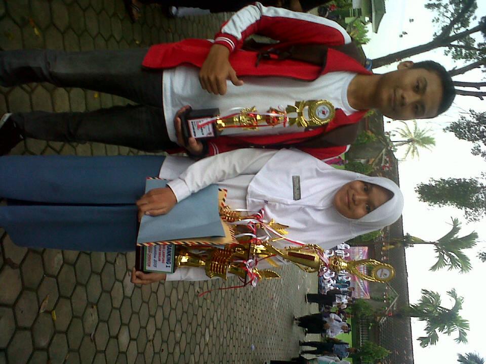 paskibsmantujuh's tweet photo. Ini foto piala kita nih di pegang oleh ketua paskib 7 dan skertarisnya. Good jobb! http://t.co/ERAYV6xMp2
