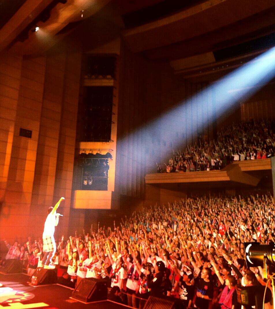 funky_kato1978's tweet photo. 『ONE FOR HALL TOUR 2015』in 長野。今ツアーで一番きついライブだったけど、今回ツアーで一番ファンの温かさを、優しさを、力強さを感じたステージでした。みんながいてくれれば、俺はまだまだ歌えるよ。ありがとう。 http://t.co/NZhYbNkJQK
