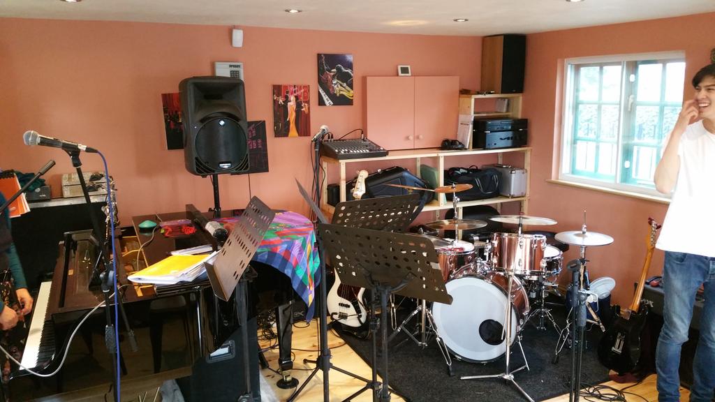 strawberry_bass's tweet photo. Getting ready for Pink Champagne open rehearsal... with @chrispinkchamp http://t.co/GAoAvT8mCW