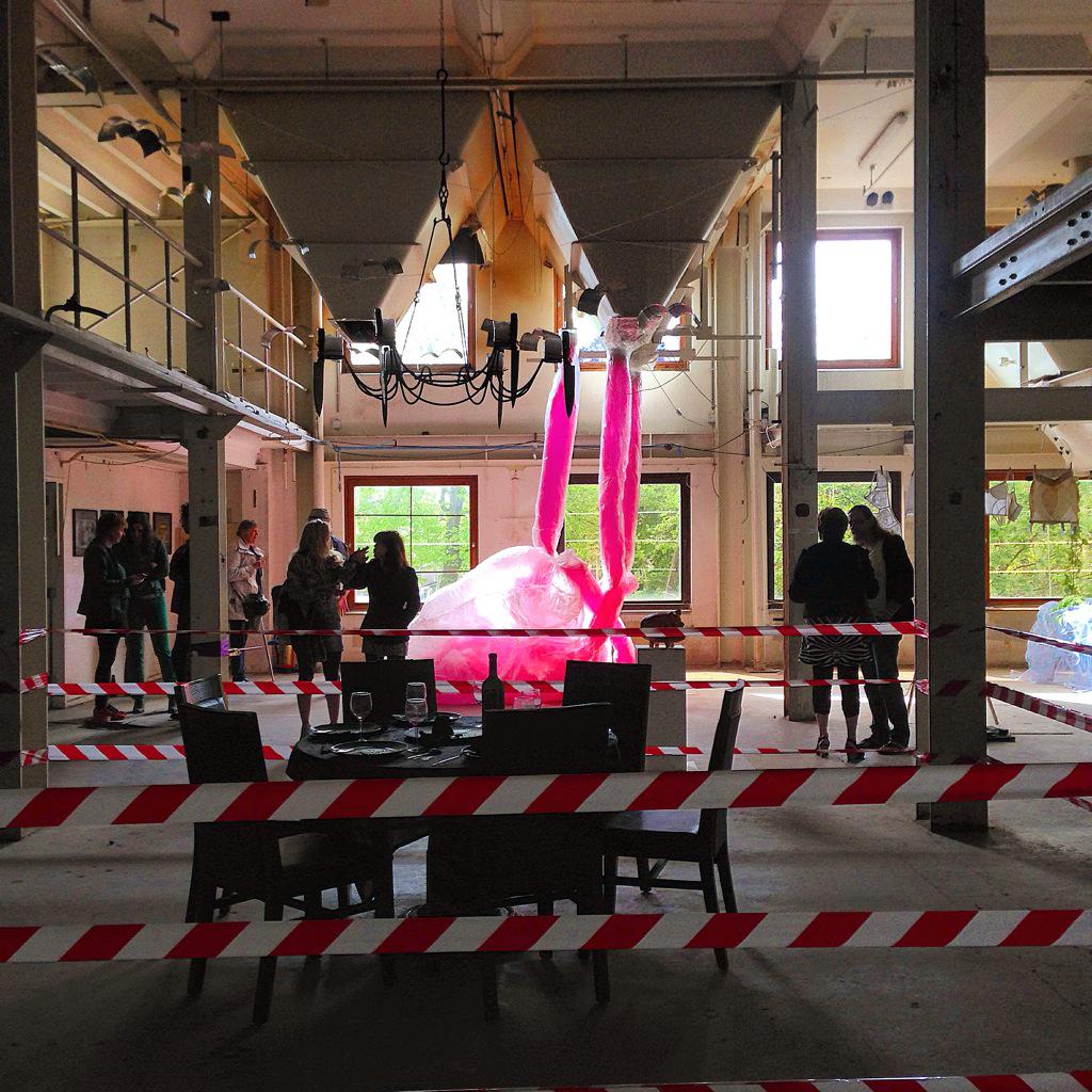 ZaansErfgoed's tweet photo. Laat je nog een uurtje onderdompelen in de surrealistische wereld van de #Opkloppudding #industriecultuur #SADZ15 http://t.co/qyjlzOt7Iy