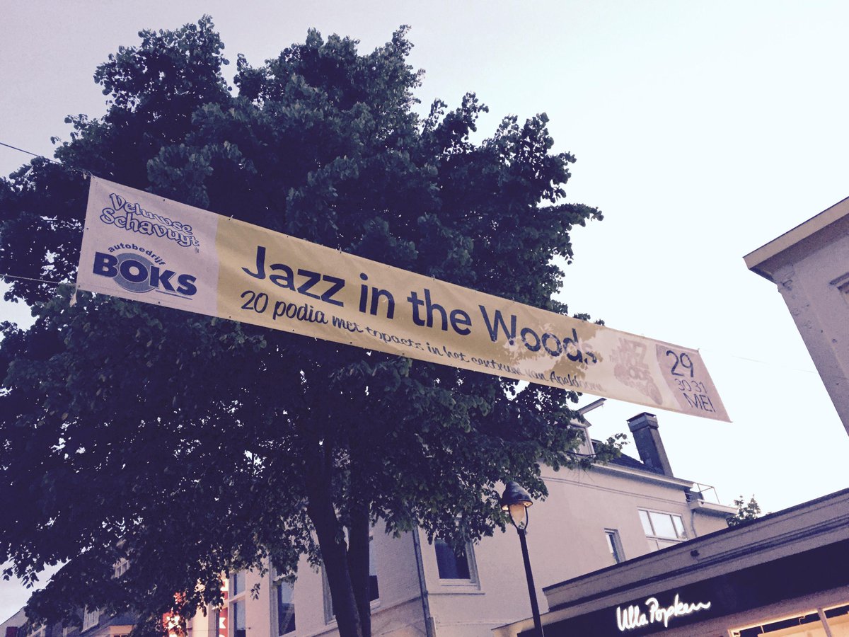 Mooie spandoeken boven de straten in het centrum; <a href="/jazzitwoods/">Jazz in the Woods</a> komt eraan! #hoofdsponsor #Apeldoorn #schavuyt
