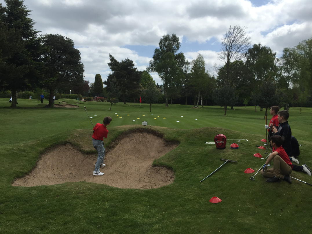 3HammersGolf's tweet photo. Great bunker work from our #PlayerSquad with @robbluckgolf #Players #JuniorGolf http://t.co/9fELEyXCGG