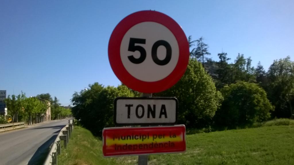 Pintades en el mobiliari públic de clara tendència ideològica