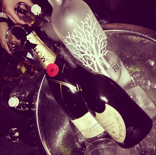 Chester_lpa's tweet photo. Grandes noches en #chesterlp #vip #magic #quesuerteviviraqui #genteguapa #diversión #canarias http://t.co/gvCNjbIBRU