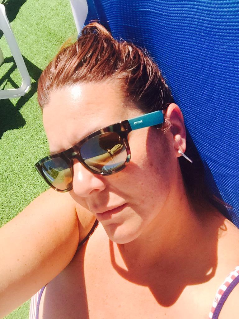 elisaoriol's tweet photo. Inauguramos oficialmente la temporada d piscina en @ALMAZARACLUB .... #veranoya #tumbona #solyagua http://t.co/1lehe3lnq4