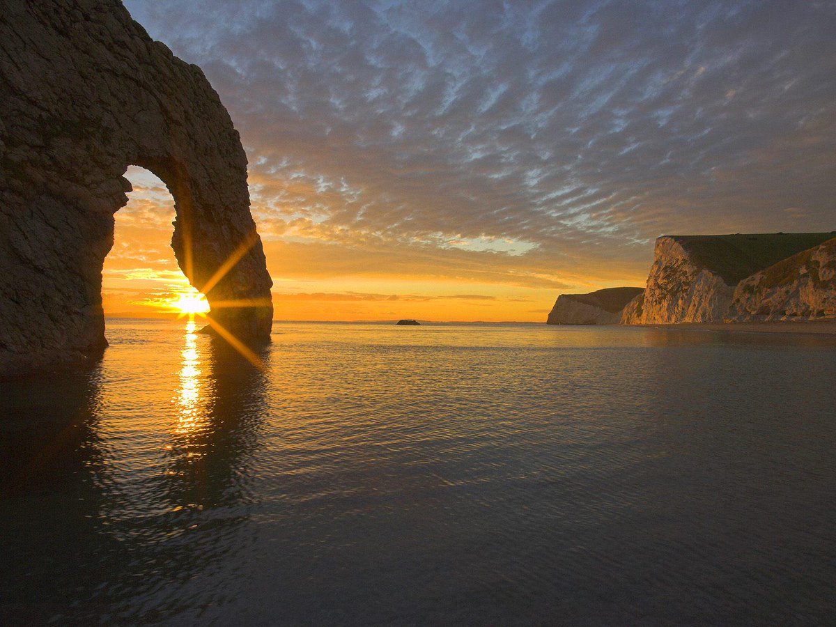 places_of_earth's tweet photo. Durdle Door, England ✈️😍 http://t.co/BsrhHLQnqo