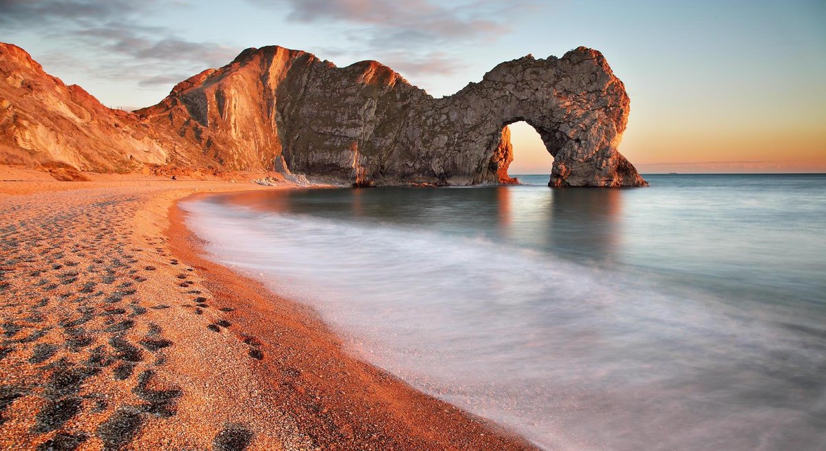 places_of_earth's tweet photo. Durdle Door, England ✈️😍 http://t.co/BsrhHLQnqo