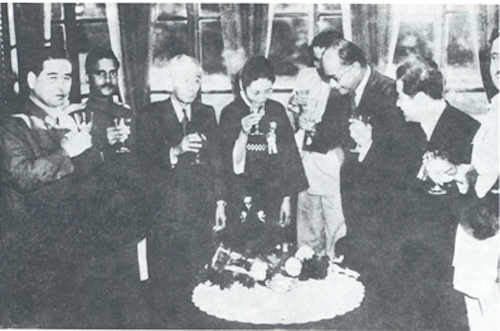 Historic_India's tweet photo. Subhas Chandra Bose Giving Toast to the Emperor of Japan,1945 http://t.co/wr072r8bk1