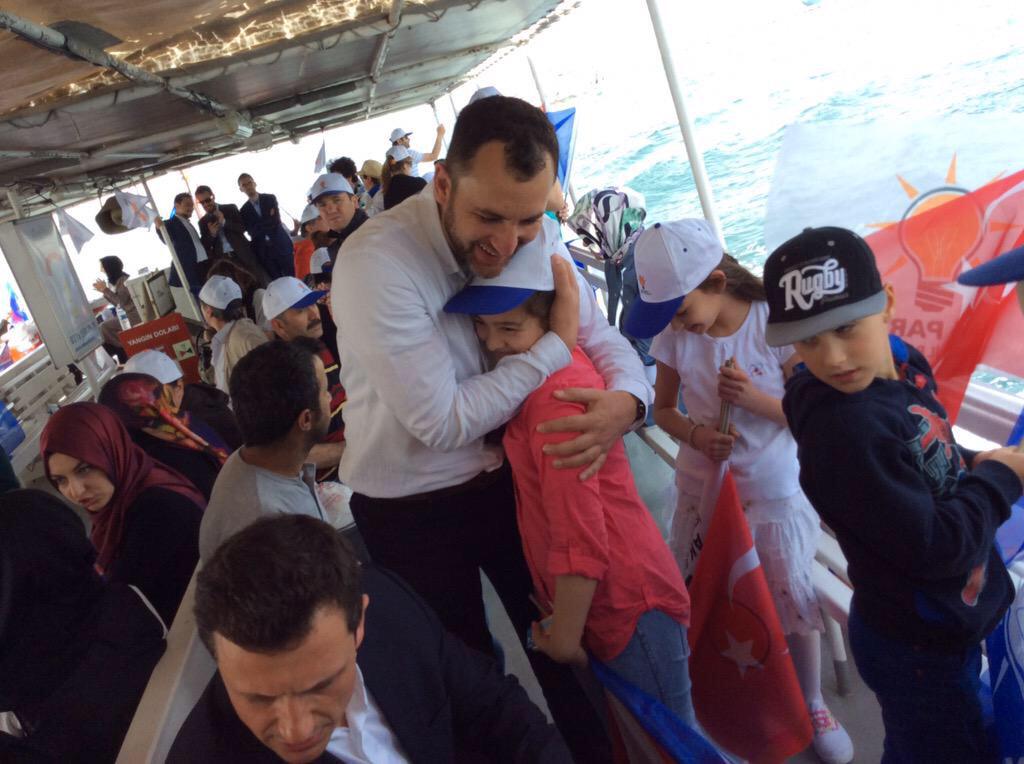sekosrkan's tweet photo. AK PARTI ÇOCUKLARLA BEŞİKTAŞTAN MITING ALANINA ÇOŞKUYLA KOŞUYOR... http://t.co/6mFW1QDcGc