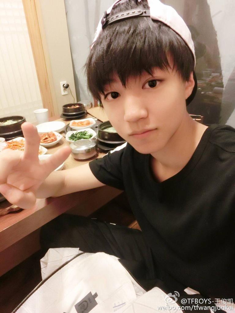 KarRoy0715's tweet photo. #tfboys王俊凯 发微博了：这一桌的……泡菜，要我帮你们先解决哪一份😊【在韩国玩的开心点哟】#karry #Karrywang #wangjunkai #tfboys http://t.co/sRvyrKsRzN