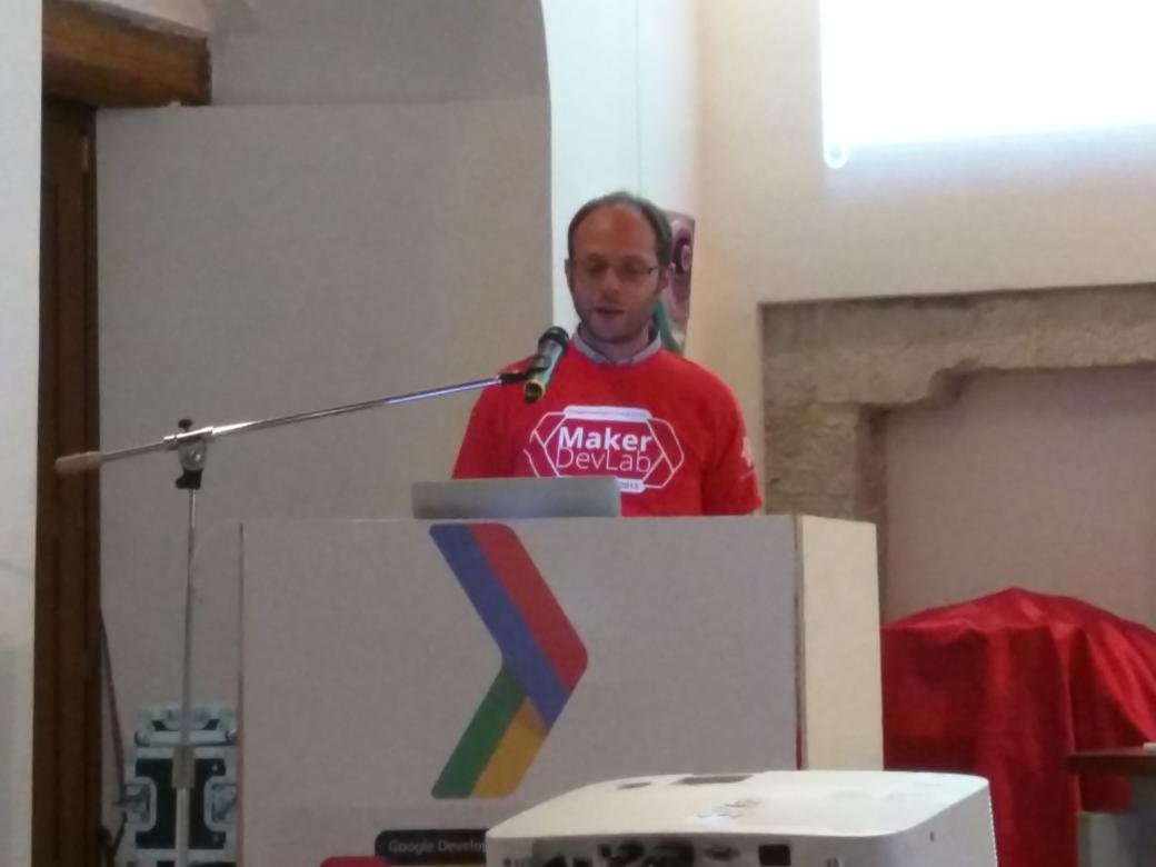 GDG_Palermo's tweet photo. @Archcla e @daniPanzarella presentano la loro esperienza con i droni al #gdg #makerdevlab http://t.co/8NyCRwy2h1