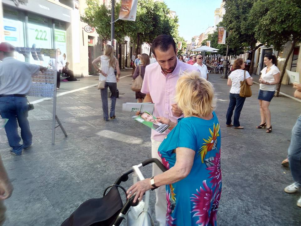 PAJerez2015's tweet photo. @SantiagoCasal en el centro defendiendo las ideas andalucistas para nuestro ayuntamiento #defiendeJEREZ #VotaPA http://t.co/pfa1HkurC6