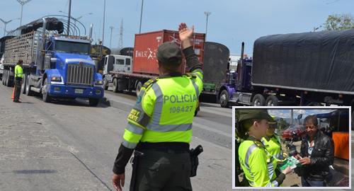 PoliciaColombia's tweet photo. ¡Viaja Seguro, tu policía te protege!... http://t.co/ibgKWAxXP7 #PuenteFestivo http://t.co/bLlqZrILgb