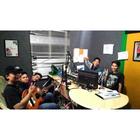Remember IN Memories (@rimemoband) on Twitter photo Keseruan bersama keluarga @Harmony981FM #indienextlist saat live talkshow w/<a href="/revan008/">sebastian revan</a> . Big thanks harmony fm 😍 Keseruan bersama keluarga @Harmony981FM #indienextlist saat live talkshow w/<a href="/revan008/">sebastian revan</a> . Big thanks harmony fm 😍