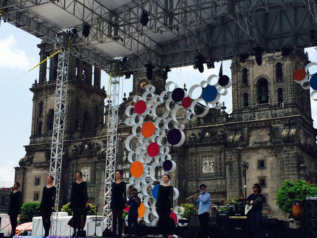 UEenMexico's tweet photo. Estamos disfrutando de la música típica irlandesa con @Shamrockceltics y las bailarinas #EuropeDay @CulturasAmigas http://t.co/tamvq767ME