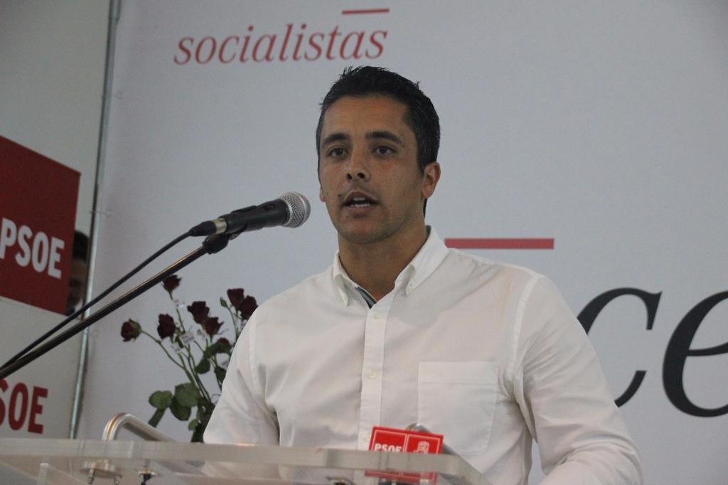 jbritoper's tweet photo. Ayer en Costa Teguise con @AHernandoVera presentamos las propuestas para esta localidad #GobernarParaLaMayoria http://t.co/KFqtFguJyE