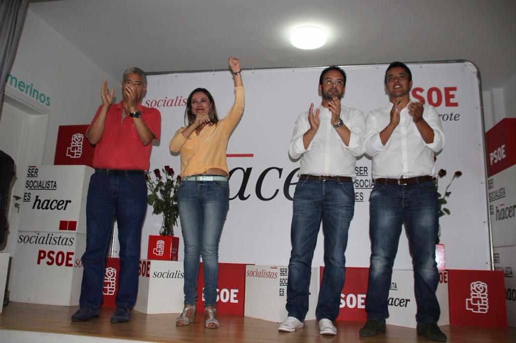jbritoper's tweet photo. Ayer en Costa Teguise con @AHernandoVera presentamos las propuestas para esta localidad #GobernarParaLaMayoria http://t.co/KFqtFguJyE