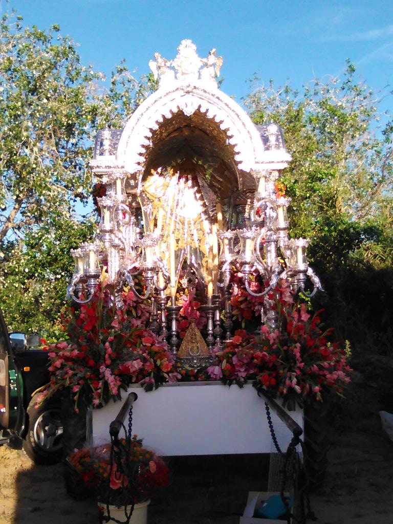 antoniosev11's tweet photo. @HdadRocioCaleta y @RociodeCabra duermen en #CoriadelRio y esto solo acaba de empezar #Rocio2015 #DomingoEspetacular http://t.co/YZ772Cfsze