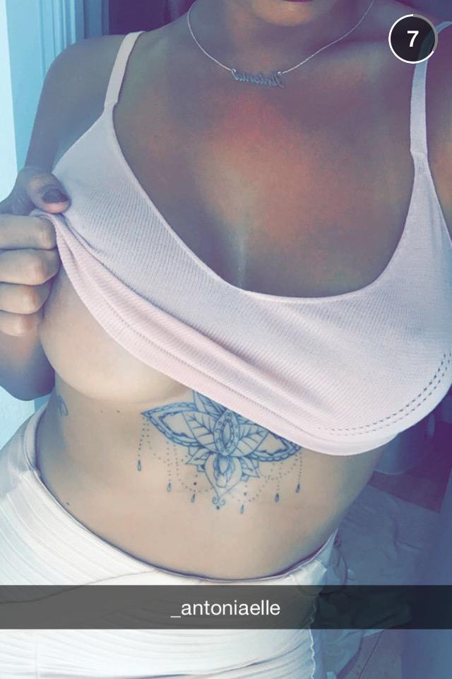 snap666babe's tweet photo. #tittyflash #flash #nipflash #nip #nipplepiercing #cleavage #snapchat #snapababe http://t.co/hvwyYQIOtB