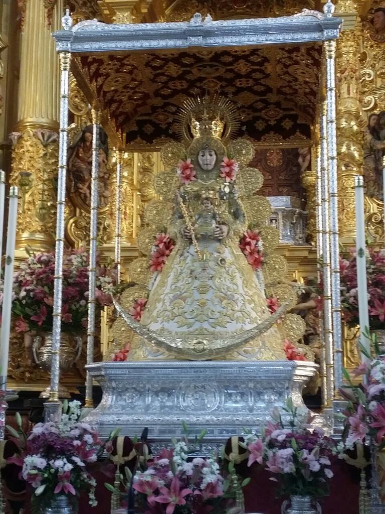 juangallardofot's tweet photo. Una semana para que la Virgen del Rocío procesione por la aldea sobre hombros de su pueblo.
Viva la Madre de Dios!!! http://t.co/sAiwmsgcru