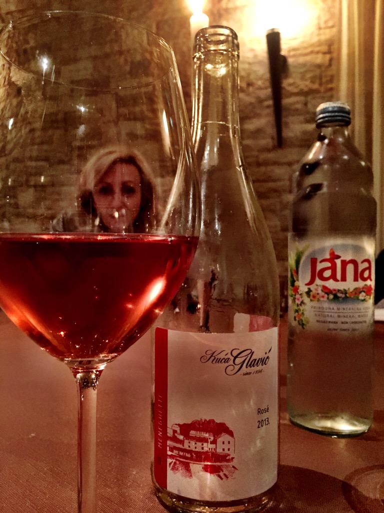 Cena a #shareistriaitalia1 con il rose di @meneghettiwine #visitistra #wine #janawater