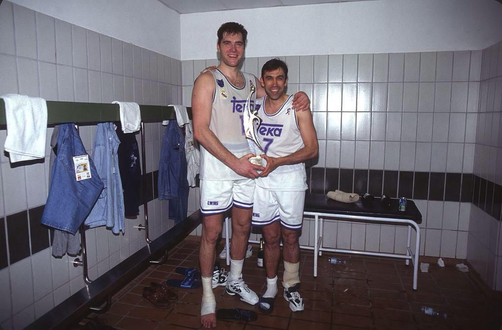 partidazocope's tweet photo. BALONCESTO | 20 años después el @RMBaloncesto vuelve a levantar la Euroliga ¡Grandes! (Foto @ACBCOM) http://t.co/HXDEFOqnbt