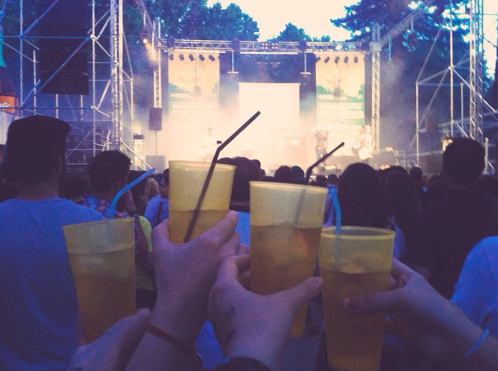 lauramm91's tweet photo. En talavera os invitamos a una copa @AmelieOficial http://t.co/LYqodY4gRp
