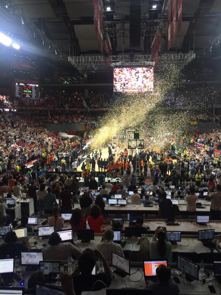 elbernabeucom's tweet photo. ¡¡CAMPEONES DE EUROPA!!! @RMBaloncesto http://t.co/4Mlz1lNjQU