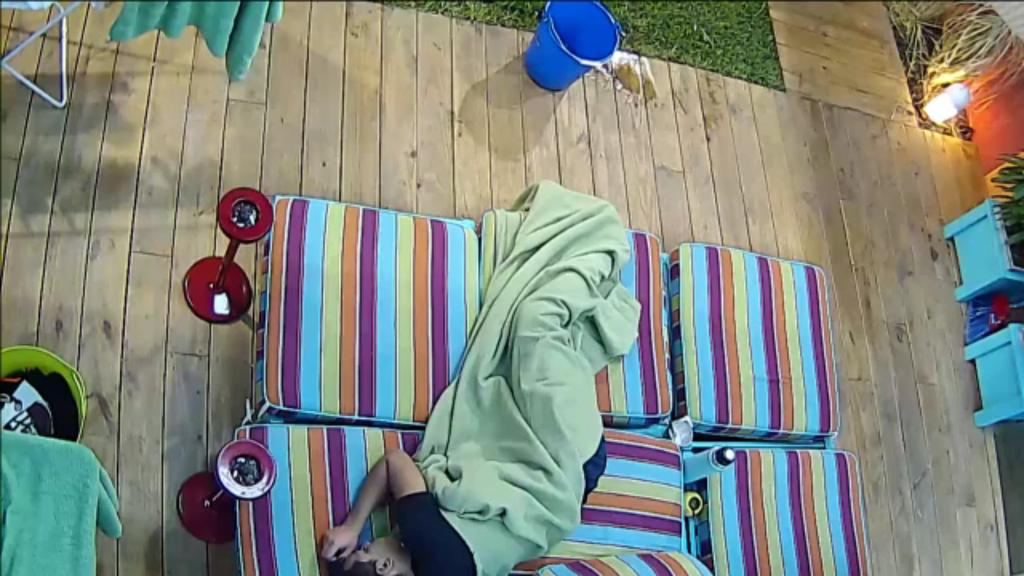 Fa88ok's tweet photo. #GH2015 Hace 72 horas que Brian esta durmiendo!  Yo que gran hermano le tomaría el pulso. En vivo? http://t.co/rVrxxzBFCM