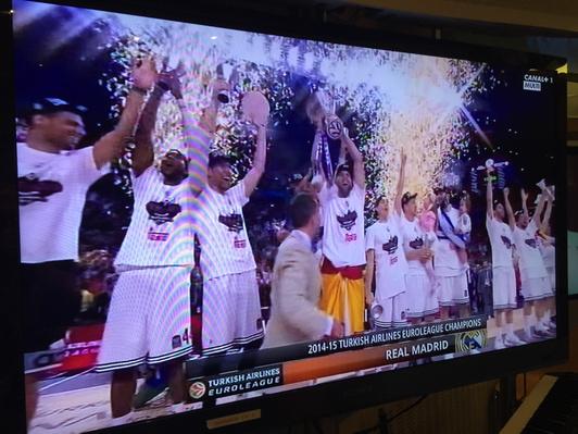 2010MisterChip's tweet photo. Felipe Reyes y @rudy5fernandez ya tienen la que les faltaba. Completan un palmarés único en la historia del Basket. http://t.co/QFukNN1iZ6
