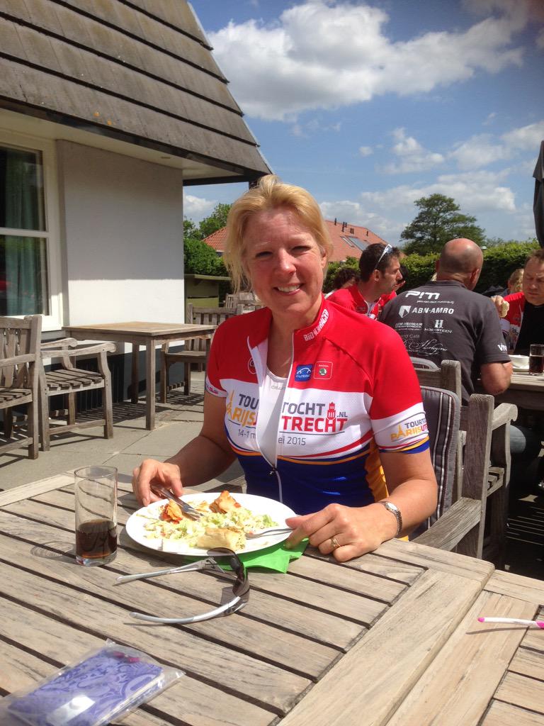 DieuwkeBiesma's tweet photo. Even geen pasta/bananen meer! Maar wat  een supertocht, 560 km 4 dagen Parijs Utrecht #tpu. Dank #centralevents! http://t.co/59A1IHEWHl