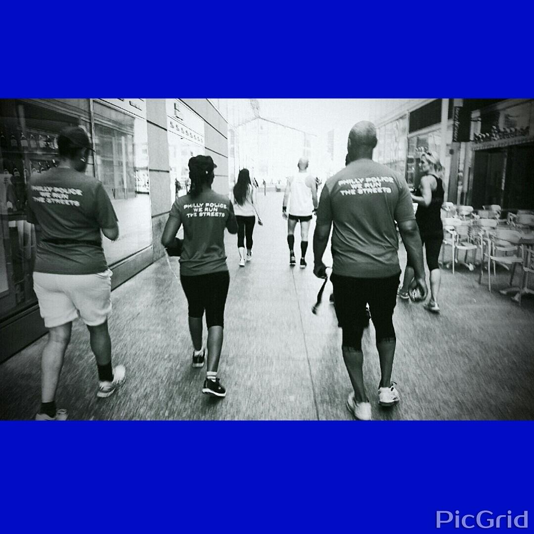 Shez2rare's tweet photo. #PhillyPPD #Werunthestreets #NYPDMEMORIALRUN http://t.co/2pOYMNrfnp