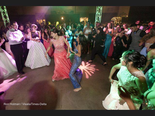 Beckers_'s tweet photo. If you weren't at prom here's a preview #IGotDown #DanceBattles http://t.co/7h5lIlT5KH