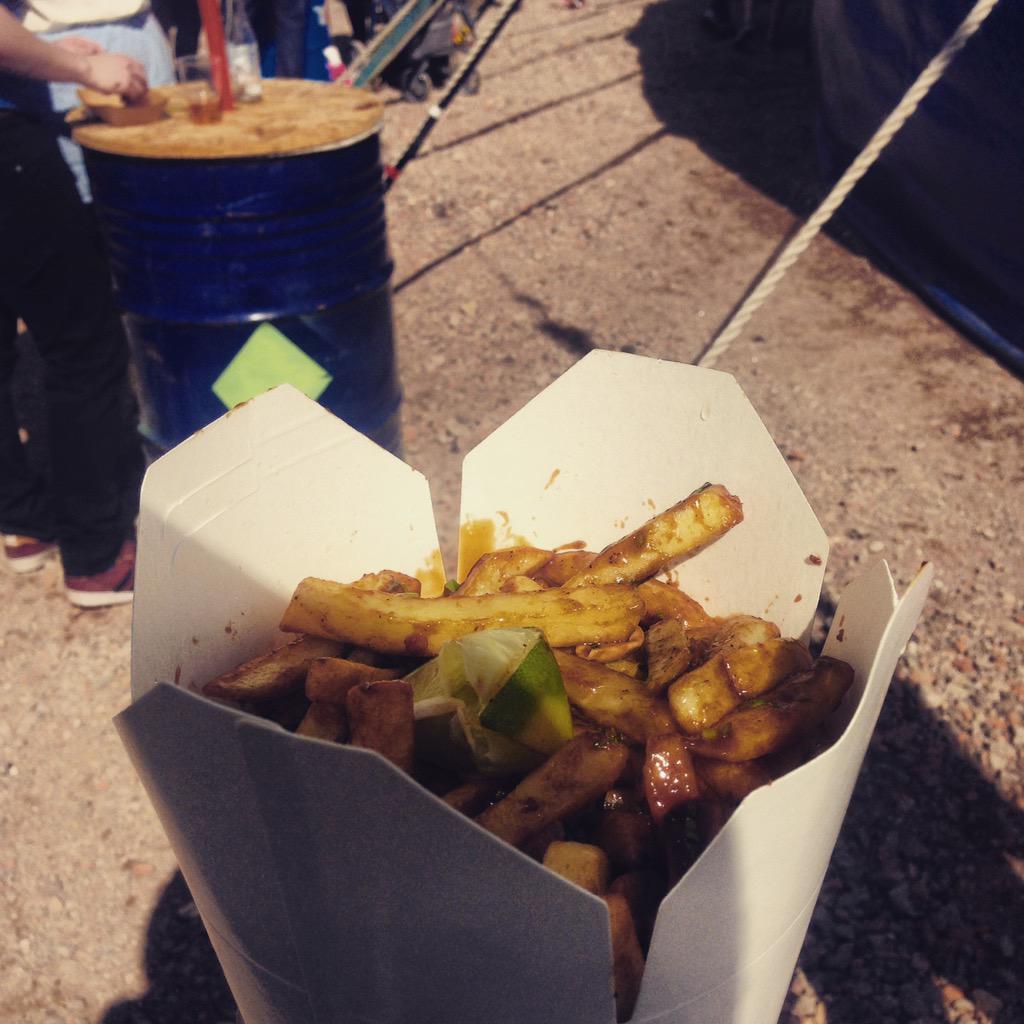 HungryCityHippy's tweet photo. Lunch: "Pad Fries" from @jolsfoodco at @streetfoodCDF's #streetfoodcircus &amp; a falafel wrap from @Thehemphutuk #veggie http://t.co/d3flfBmAfn