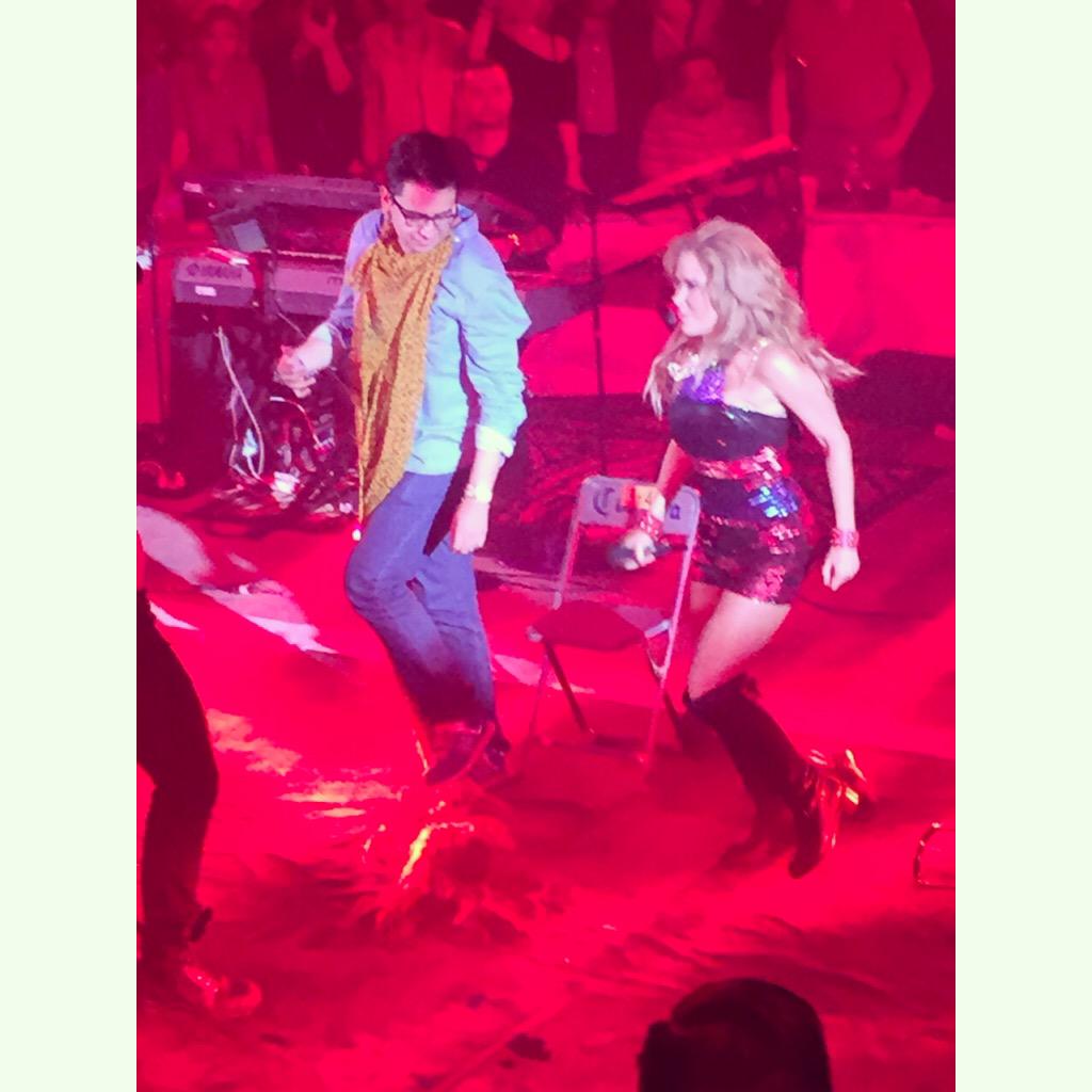 oswaldomujica's tweet photo. Somos almas gemelas @gloriatrevi. Gracias por todo. @PalenqueMetepec http://t.co/IG39wa4Uve