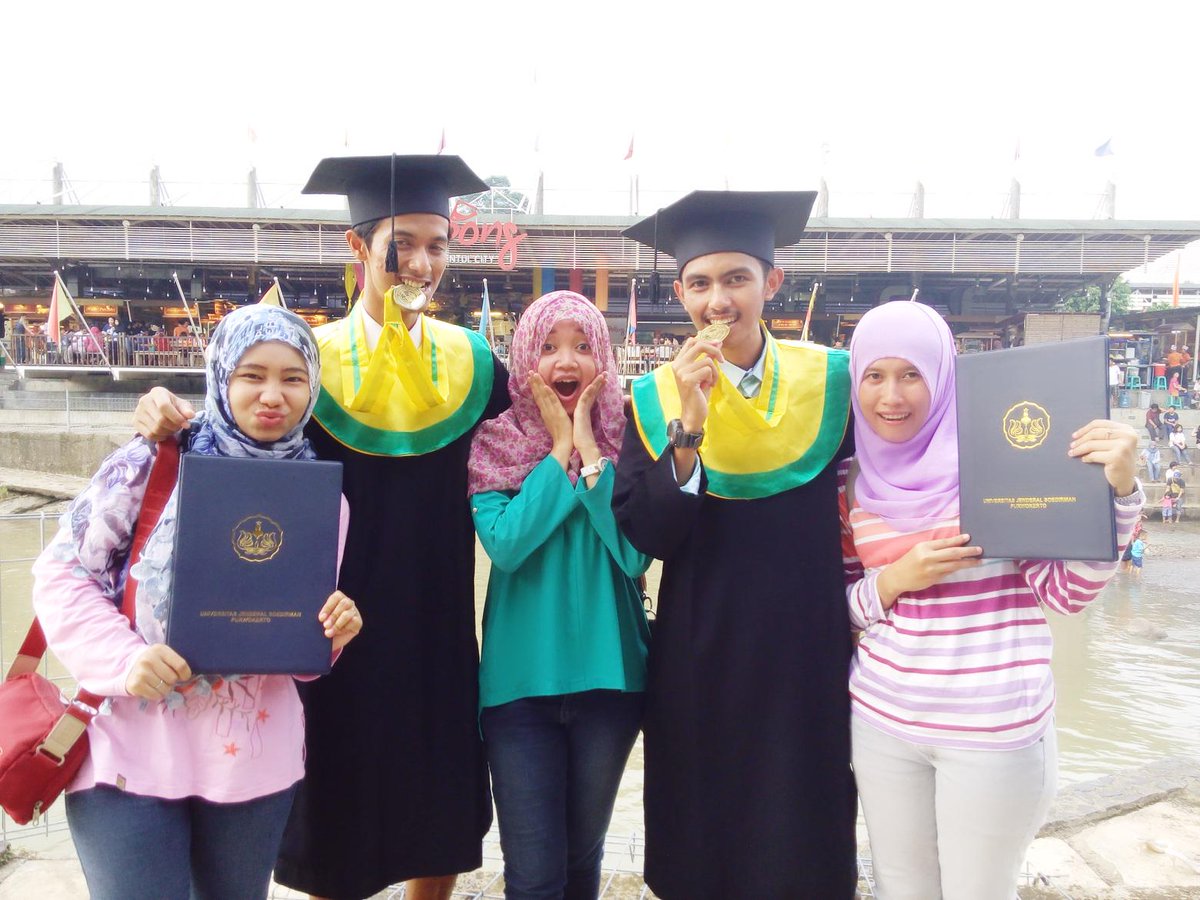 _puttrii's tweet photo. happy graduation @AndiAbe and @rizalandisyaban :D #latecelebrate http://t.co/FuvU1GWvPT