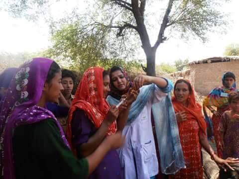 buriroGM's tweet image. Lady Veterinary Officer giving training in a Village under #BBSYDP (Live Stock Department GOS) #WomenEmpowerment #PPP