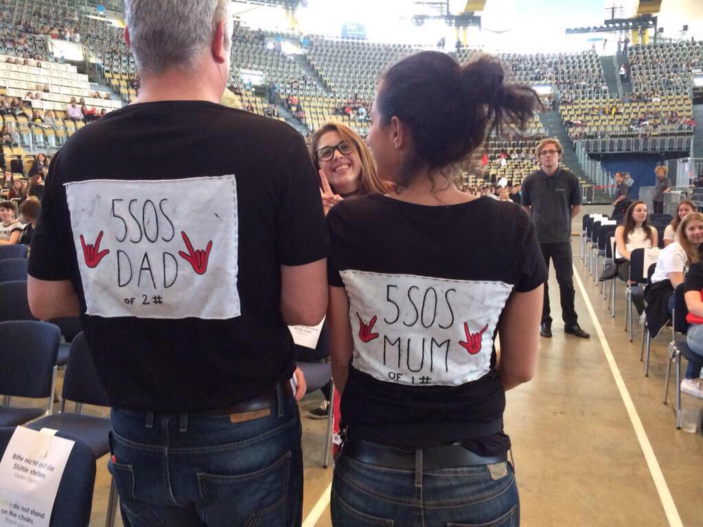 UpdatesOfSummer's tweet photo. There's a 5SOS Dad and Mum at the show tonight in Munich || @5SOSUpdatesLA - Le http://t.co/ubtLQkU7uc