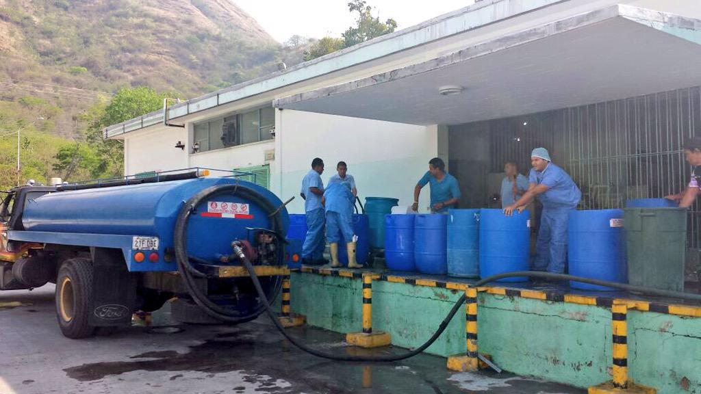 LuisLopezPSUV's tweet photo. AHORA | continúa la contingencia en el Hospital Central de Maracay. @TareckPSUV @NicolasMaduro @hventurac4 @dcabellor http://t.co/gJPVhEiaWd