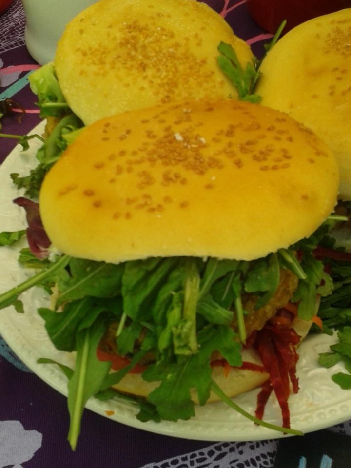 MSorayaGil's tweet photo. Hamburguesa de arroz yamani con #MayonesaDeRemolacha de @JulianaLopezMay #BuenosAiresMarket #VeryDeli http://t.co/3smzxr4uNQ