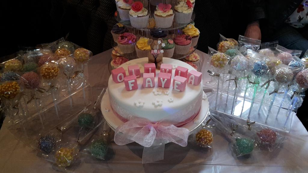 cupcakescookie1's tweet image. Beautiful cupcakes popcakes and christening cake
