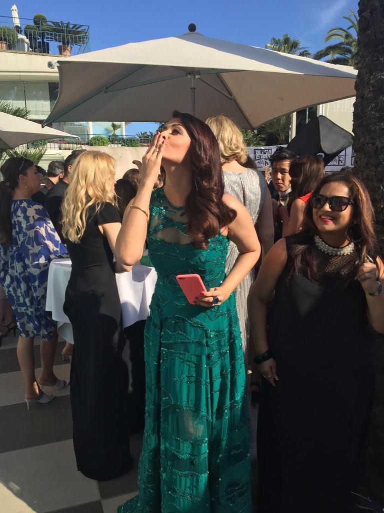 Cannes 2015: Aishwarya Looks Gorgeous In This Emerald Elie Saab Gown Cannes 2015: Aishwarya Looks Gorgeous In This Emerald Elie Saab Gown