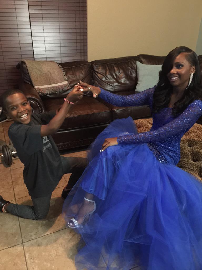 favoredRN2B's tweet photo. @MiramarHigh2015 #MiramarProm2015 #siblingLove he wanted to help his sister in every way! β€οΈ πππΎπ
πΎ http://t.co/L8ahOgABmu