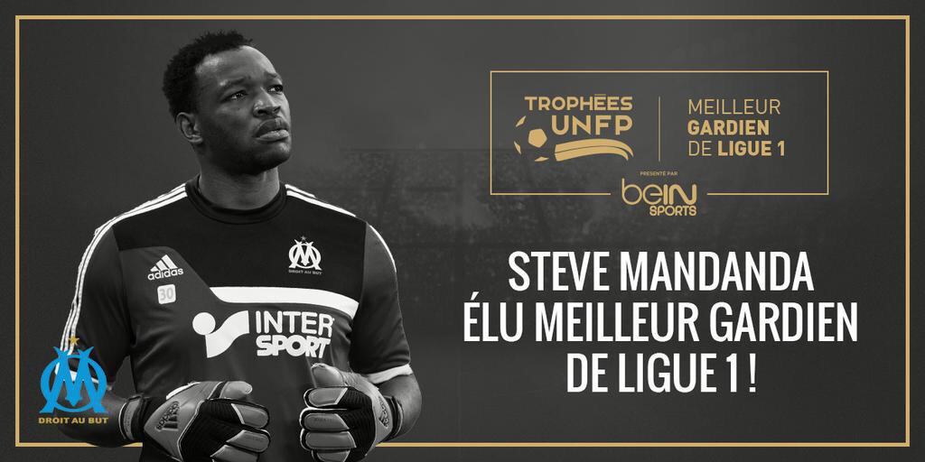 TotalFoot_'s tweet image. Steve Mandanda remporte le Trophée de meilleur gardien de Ligue 1 !