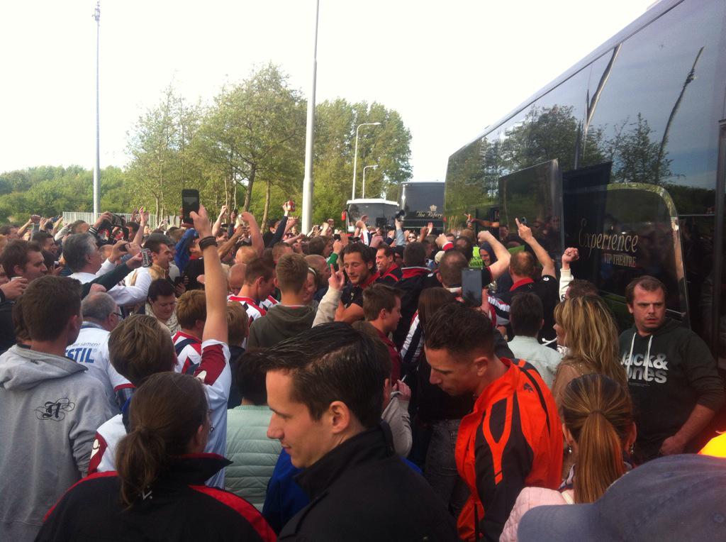 BD_WillemII's tweet photo. Dolle boel op parkeerplaats bij Lelystad. #willemii http://t.co/FJv8QjwUW6