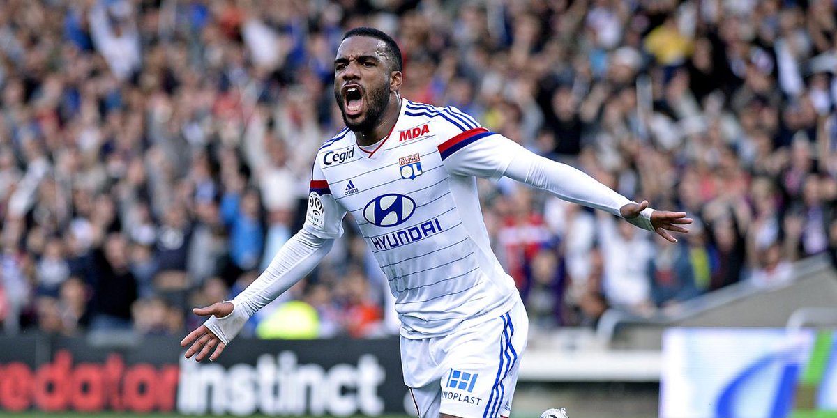 Europe1's tweet photo. Trophées UNFP : Lacazette sacré meilleur joueur de Ligue 1 http://t.co/TxdsQlacGH http://t.co/dQlChv6oGz