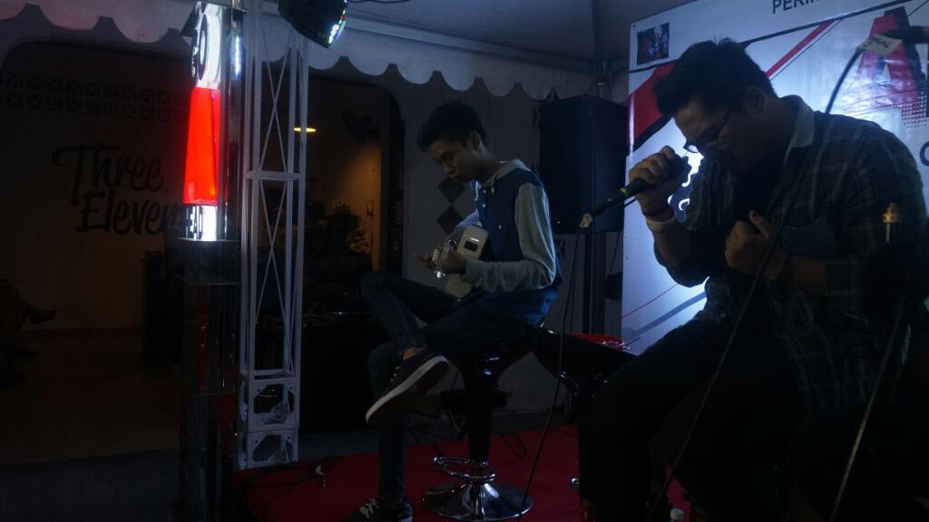 Official30DON's tweet photo. Live perform at three eleven cafe #thirtydaysofnight #indie #band #30don http://t.co/BtZCWLjvkN