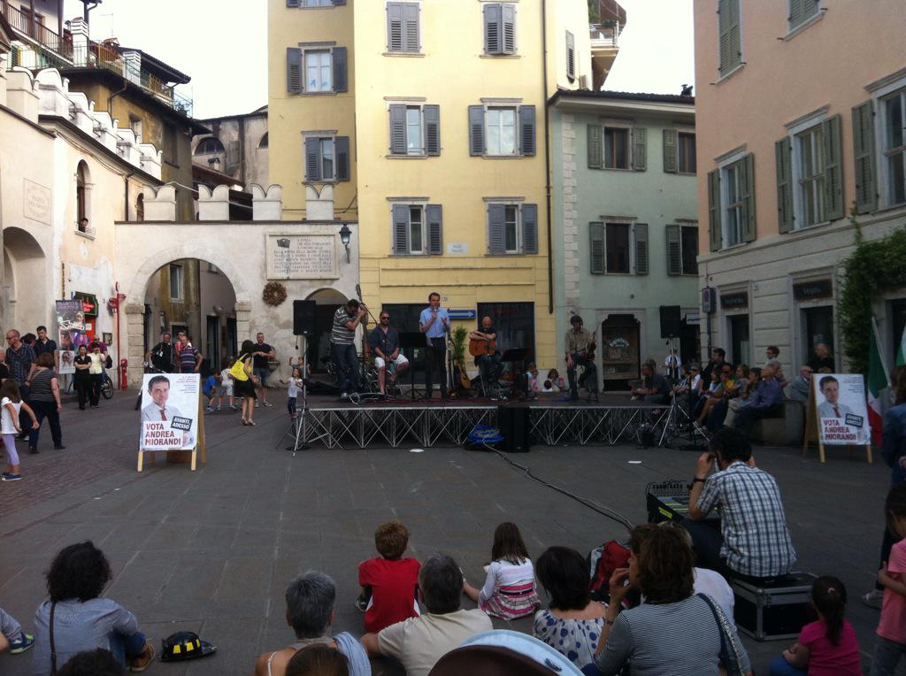 andreamiorandi's tweet photo. Con gli Apocrifi in Piazza Malfatti http://t.co/r9Y0cnEOHz