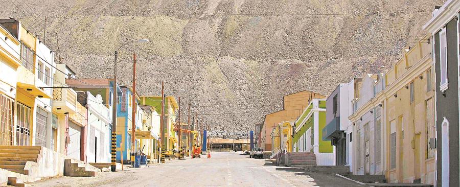 latercera's tweet photo. Los cien años de la mina a tajo abierto más grande del mundo http://t.co/dfVHd5N7zC http://t.co/EnZ9k4hCUW